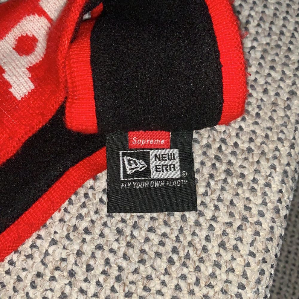 Supreme headband från FW18 droppet från supremes hemsida, detta är den ”icke-reflekterande” versionen, hyfsat skick, otroligt bra pris! Skriv till mig för frågor! BUD:150 BIN:250 Du står för frakten ifall det ska skickas!!!. Accessoarer.