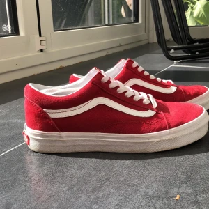 Röda vans  - Säljer mina röda vans eftersom de inte kommer till användning. Har använt dom 3 Max 4 gånger och därav missfärgningen i skon. Den kommer från en extrasula som varit i för att skydda hälen. Pris går att diskutera, köparen står för frakten. ❤️