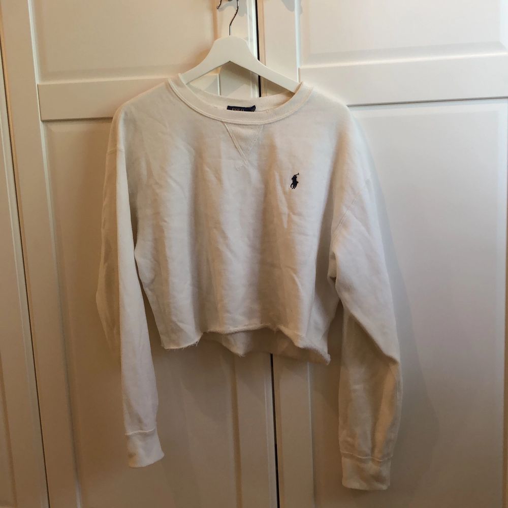Säljer en cropped sweatshirt från Ralph Lauren eftersom jag inte använder den. Endast använd ett fåtal gånger. Storleken är M men är såpass liten i storleken att den absolut passar XS och S. Köparen står för frakten. Nypris 600kr. Tröjor & Koftor.