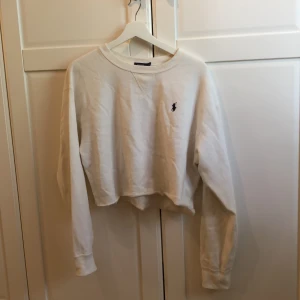 Sweatshirt från Ralph Lauren  - Säljer en cropped sweatshirt från Ralph Lauren eftersom jag inte använder den. Endast använd ett fåtal gånger. Storleken är M men är såpass liten i storleken att den absolut passar XS och S. Köparen står för frakten. Nypris 600kr