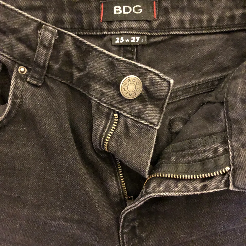Slitet svarta mom jeans. Cropped. Knapp använda då de är lite för små.. Jeans & Byxor.
