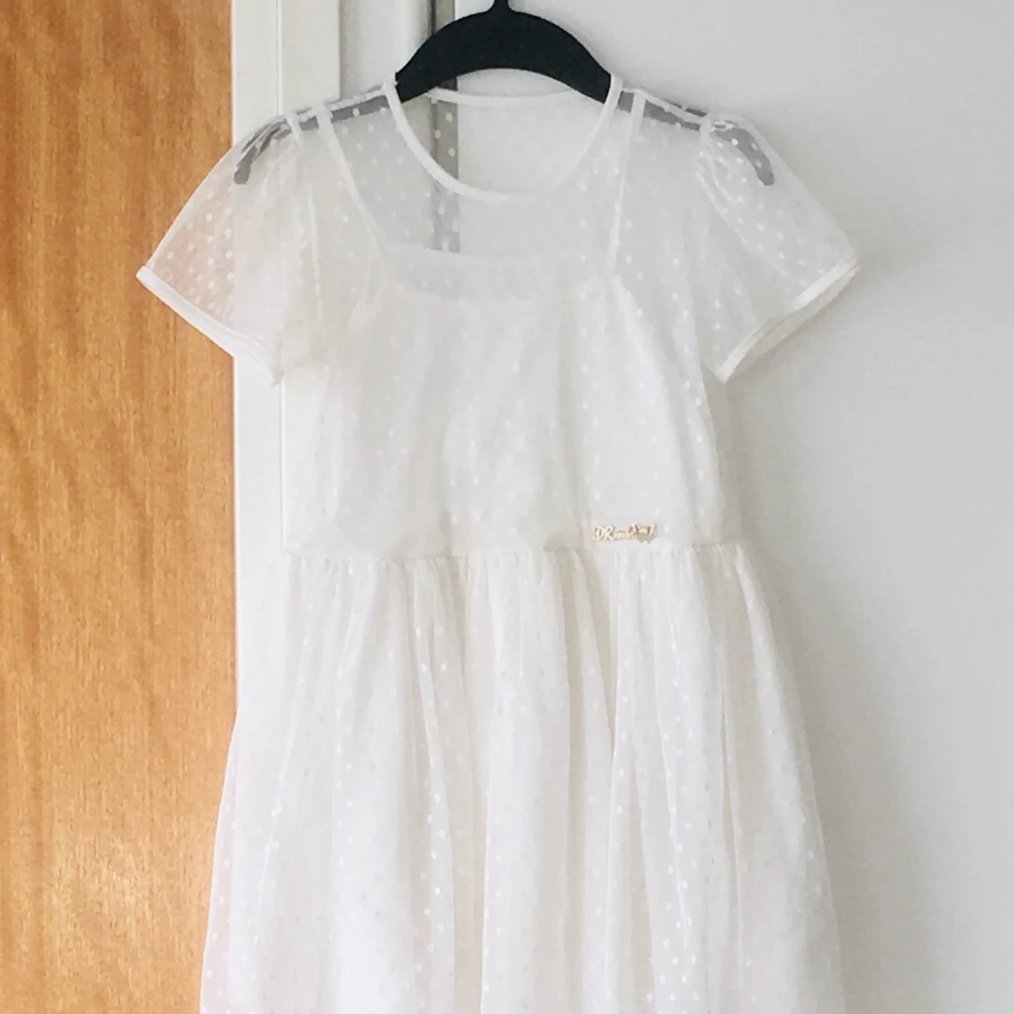 Vit klänning med liten detalj på