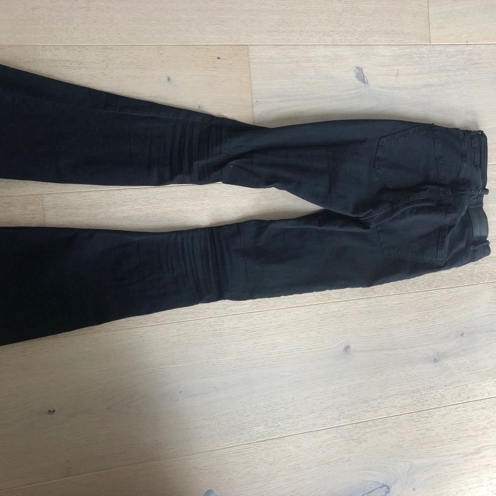 Svarta jeans från Gina Tricot i storlek S men är väldigt stretchiga så passar mig som är mer S/M!. Jeans & Byxor.