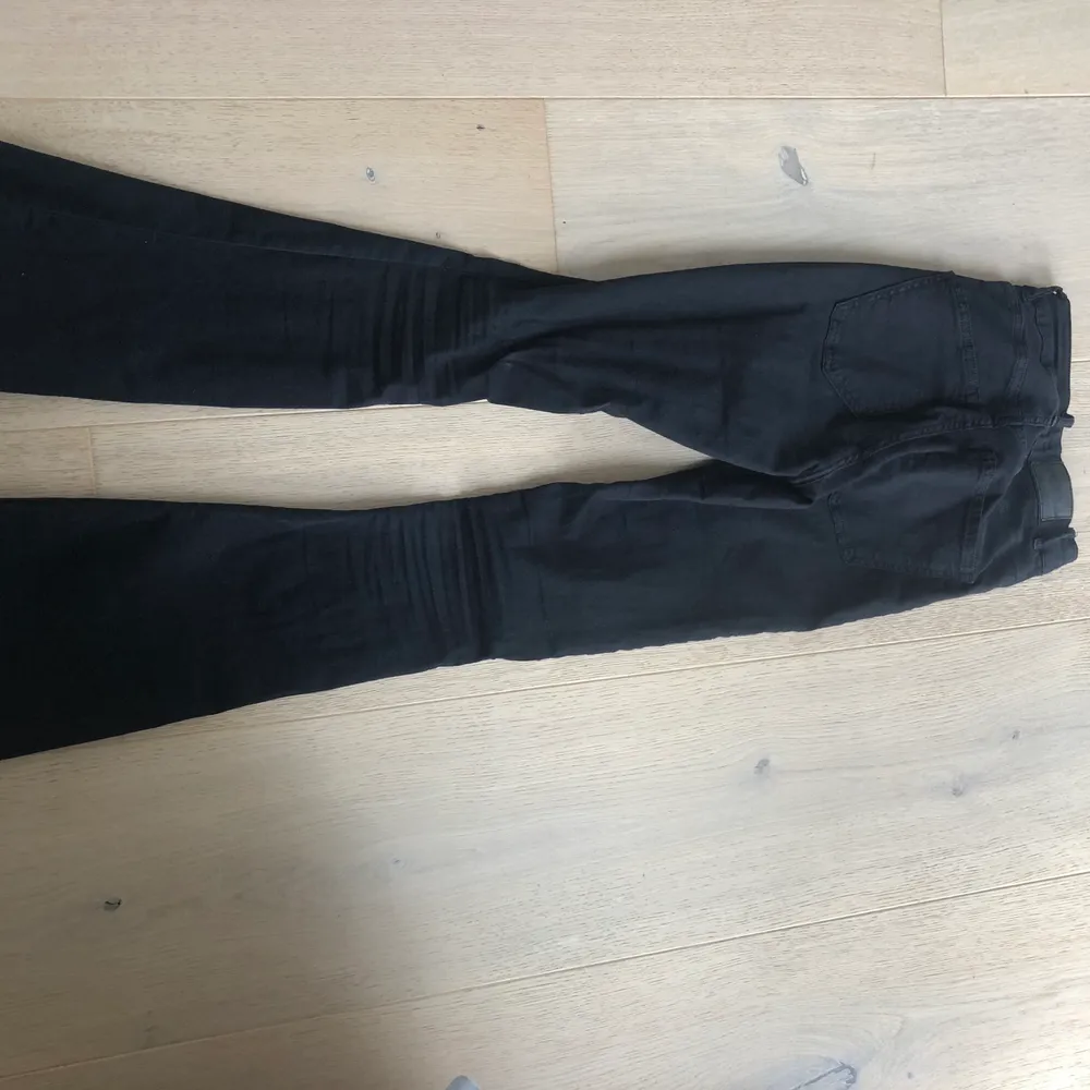 Svarta jeans från Gina Tricot i storlek S men är väldigt stretchiga så passar mig som är mer S/M!. Jeans & Byxor.