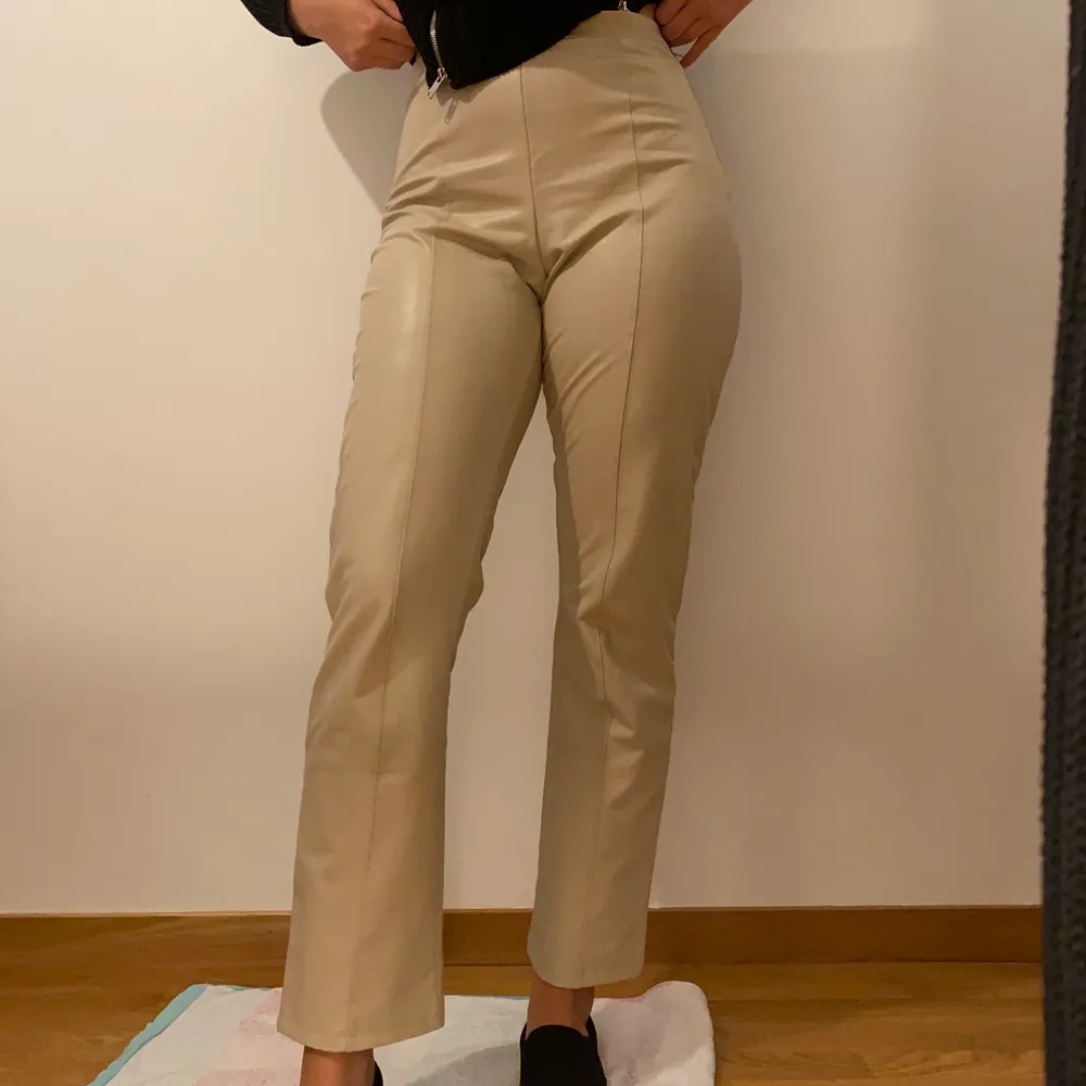 Fake läderbyxor från Gina Tricot i storlek M, jag är 172 cm så de är cropped på mig. Aldrig använda! Frakt tillkommer. Jeans & Byxor.