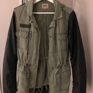 Höstjacka från ONLY - Asball höstjacka från ONLY i militärgrönt och läder🤩 | Storlek M men kan bäras av mindre storlekar som oversized (har till exempel xs själv)✨ | Fraktkostnad tillkommer