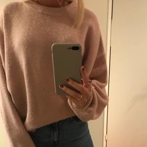 S/M/L - Rosa ull tröja, jag har xs i vanliga fall och den är lite oversize på mig men passar större storlekar