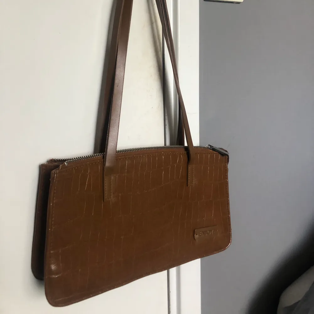 Super söt brun minibag, säljer då den inte kommer till användning längre. Vet ej märket då den är köpt på second hand. Köparen står för frakt🥰. Väskor.