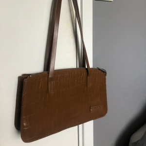 Brun väska  - Super söt brun minibag, säljer då den inte kommer till användning längre. Vet ej märket då den är köpt på second hand. Köparen står för frakt🥰