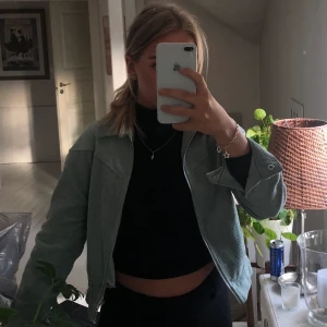 Nakd mancheserjacka - Strl 34, knappt använd