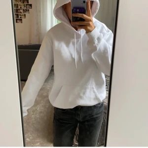 Vit Hoodie h&m - Säljer denna basis hoodien! Använd ungefär 5 gånger Frakt ligger på 77kr! Skulle säga att den funkar till alla mellan XS till M eftersom den är oversized! Men den är i storlek S i herr storlek! FRAKT 77kr