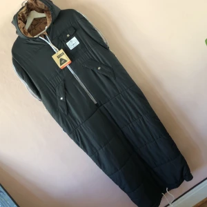 STU NAPSACK - Som en sovsäck fast en väst. Går att vika upp så att det blir som en kortare väst. Perfekt nu till hösten för den som gillar att vara ute i naturen och sitta vid lägerälden👌🏼 Oanvänd med lappar kvar. 