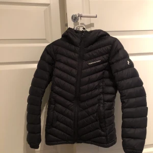 Peak performance jacka  - Säljer min svarta peak performance jacka i storlek XS. Använd en vinter, i väldigt fint skick. Fler bilder kan ordnas. Nypris: 2800kr, frakt kan ingå vid överenskommelse💖