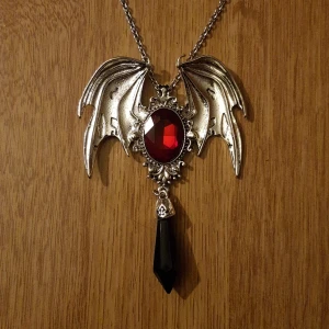 Goth halsband  - Stort läckert halsband passande till en gothliknande eller annan alternativ stil. Hänget är ca 11 cm och kedjan går att ställa in till att vara mellan 50 och 58 cm lång. Säljer smycket för 49kr exklusive frakt (22kr). Dock ingår alltid gratis frakt vid köp över 300kr. Skriv i dm vid intresse eller för frågor. 