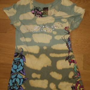 Ed hardy T-shirt strl M - Lång Ed hardy by christian Audigier  T-shirt strl S men skulle säga M då den är väldigt pösig för att vara S. Mångfärgad. Frakt tillkommer 