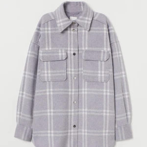 Skjortjacka - Snygg grå skjort jacka, perfekt till hösten. Ny skick. Köpt på Hm för 399kr. Den är i storlek S och den är oversized:)Pris kan diskuteras vid snabb affär!