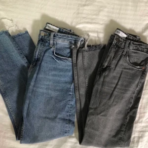 Raka blå/grå jeans Zara  - Skit snygga jeans från zara i storlek 36 på båda. Mellanhög midja, tight upptill vid låren och sen går de bara rakt ner (croppade) köpta av en annan från Plick men tyvärr va de för små för mig så därför jag säljer dessa!! 