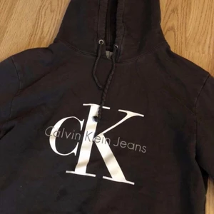 Calvin Klein hoddie - Säljer denna fina Calvin Klein hoddie💗 Den är i storlek M och i bra skick, köparen står för frakten💘 Säljer för 400kr plus frakten (nypris 700kr)