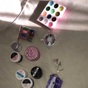 Nagel saker!  - Säljer nu mycket olika nagel saker, det är bara att skriva till mig om ni undrar över något. Jag har mycket andra saker också så vara att skriva om ni söker något mer för naglarna. Priserna är inte satta så om du är sugen på att köpa flera saker gör vi ett bättre pris. •uv gel 35kr st •nagelgigantens uv gel 130kr • tippar olika priser •elfil 70kr såld!. Allt kan skickas och priserna kan diskuteras 🌸. Allt kan säljas separat 