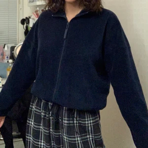 Marinblå kofta från gina - Jätte mysig tröja från gina i fint skick. Säljer då den inte längre kommer till användning. Frakt inräknad i priset men kan även mötas upp i Göteborg.