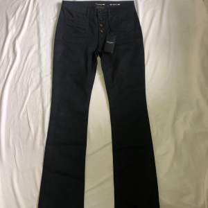 Säljer absolut snyggaste Saint Laurent jeansen!! Modellen heter ”washed black flared jeans”, lågmidjade och långa i benen, storlek 27/34. Extremt trendiga och passar till allt! Köpta på Natalie Schuterman i Stockholm, oanvända med tag kvar :)