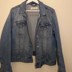 Jeans jacka dam  - En jätte fin jeans jacka. Helt ny nästan aldrig använt den pågrund av att den tyvärr är för stor för mig. Köparen står för frakten. 