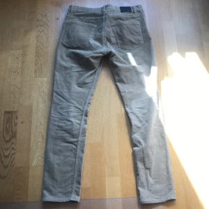 Weekday - Ett par Manchester byxor från weekday som knappt är använda. Modellen är väldigt pösig och väldigt populär i dagens mode.