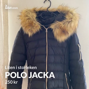 Jätte fin polo jacka:) - En jätte fin jacka som är helt ny. Skriv till mig om man vill ha fler bilder på jackan. Det är storleken M men jag som har storleken S passar mig perfekt. Så skulle säga en S☺️