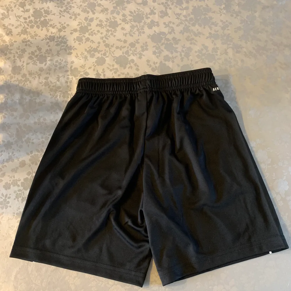 Helt nya shorts aldrig använt köpte fel storlek och kan inte ta tilbaks  stilen är liknande som sista bilden. Shorts.