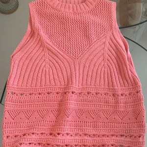 Zara väst  - Hej! Tänkte ta och sälja denna jättefina zara väst pågrund av att den aldrig kommit till användning! Jag säljer den för 199kr och den är i storlek M men den passar också som s skulle jag säga! Skicka iväg ett meddelande vid intresse! 