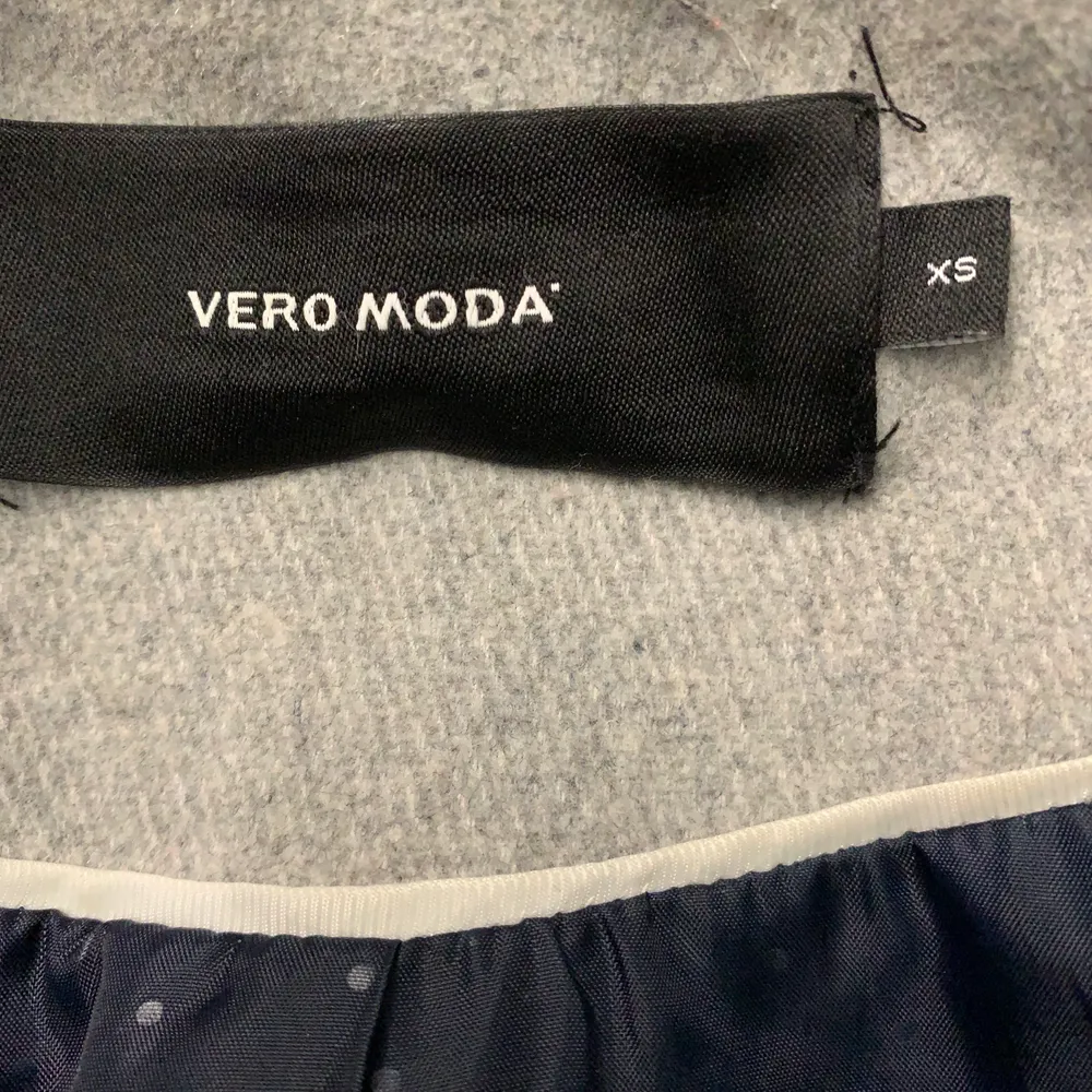 Figursydd kappa från Vero Moda som inte kommer till någon användning längre. Ny pris 900kr 💕 frakt är inte  inräknad i priset . Jackor.