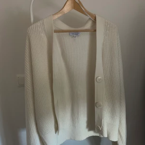 Oversized Cardigan från &otherstories - Så fin oversized kofta från & other stories, säljer pga att jag inte får användning för den, endast använd en gång tidigare! 