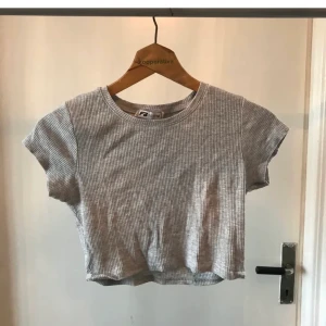 Ribbad T-shirt från New yorker  - En croppad och ribbad T-shirt från New yorker. Använd fåtal gånger, storlek M