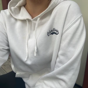 Vit oversized hoodie - Superfin hoodie, passformen är slapp och lite oversized (passar XS-L) funkar perfekt både som hemma hoodie och att matcha till andra tillfällen. I vänstra hörnet har den en collage inspirerad text som gör hoodien unik. Köparen står för frakt💕