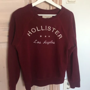 Hollister sweatshirt 😍 - Så mjuk och fin vinröd sweatshirt från hollister, perfekt till höst och vinter eller sena sommarkvällar!😍  Nypris ca 400kr, köpare står för frakt <3