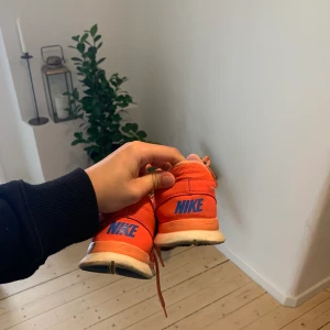 Nike skor - Rosa/röda nike träningsskor! Frakt 95kr