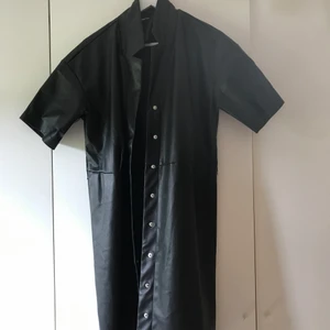 Stolek m men passar som S  - Inköpt från Gina. Skärpet saknas, men vilket skärp som passar om man har det hemma 