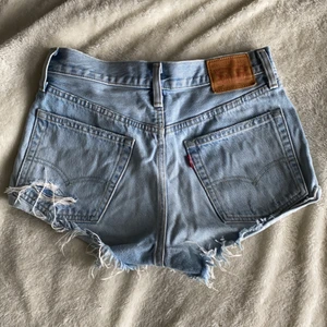 Levi’s shorts  - Säljer ett par sparsamt använda Levi’S shorts i storlek 25, säljes pga försmåa. Ordinarie pris 649kr. Köparen står för eventuell frakt på 60kr