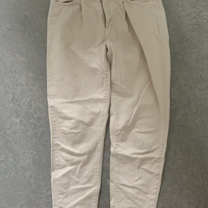Beiga byxor - Beiga byxor från Gina. Lite pösiga och väldigt snygga. Storlek 40. 100kr + frakt.