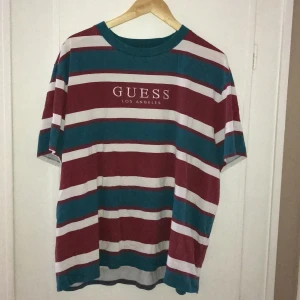 Guess Over-Size T-shirt XL - Köpt från Urban Outfitters, säljer pga att jag inte använder längre. Skönt och luftigt material. Perfekt vardagstisha ☺️ Köparen står för frakt!! Dm för mer information osv❤️     Nypris 500kr