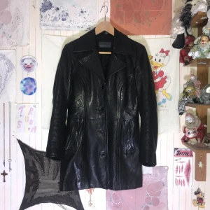 SVART SKINNKAVAJ/SKINNJACKA FRÅN ROCK'N BLUE - Skitfin svart skinnkavaj från Rock'N Blue i strl 36. Riktig kvalite! Tjockt och mjukt, följsamt läder. Passar perfekt nu till hösten! Helt felfri förutom att den saknar sista knappen (men den använder man ju nästan aldrig ändå 😉). Finns i sthlm eller kan skickas för ca 100kr. Pris kan diskuteras vid snabb och smidig affär.✨