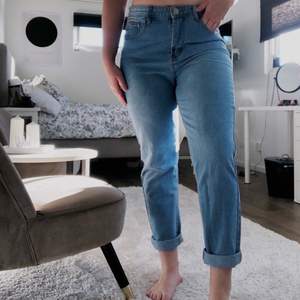 Högmidjade ”mom jeans” i blå tvätt i storlek 42, från boohoo, aldrig använda, endast testade så dem är lite stora för mig, snarare en 44 i storlek.