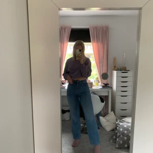 Straight jeans - Jeans från NAKD i en straight modell. Köpte ett par andra jeans som är i princip likadana och därför säljer jag dessa. Jag är 170cm lång och jag själv skulle vilja ha byxorna lite längre. Skulle säga att dessa passar en 36/38 :)