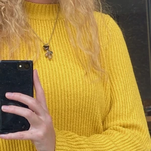 Stickad tröja 🌲🌲🌲 - Helt oanvänd stickad tröja dom inte kommer till användning!! Frakt tillkommer🌻🌻🌻🌻