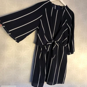 Klänning  - Denna klänning är från Madlady, aldrig använd, nypriset är 499kr och jag säljer den för 230kr☺️