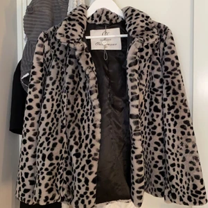 Leo jacka  - Fake päls jacka i Leo mönster, oklart vart den är ifrån men bra kvalite och skick, använd några få gånger, köpt pris: 699kr