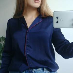 Cool blus/skjorta i satin från ginatricot