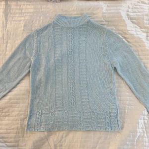 Ljusblå stickad tröja - Ljusblå stickad tröja i strl S/M. Materialet är inte stickigt och i fint skick. Fina stickade detaljer.