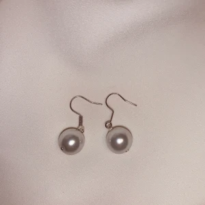 Örhänge pärla⭐️ - Örhänge med vit pärla✨ nickelfria✨ 39kr & frakt 15kr!  Vill du köpa? Kontakta mig!⭐️Från min tillverkning (kolla in @en_smycken på instagram!) 