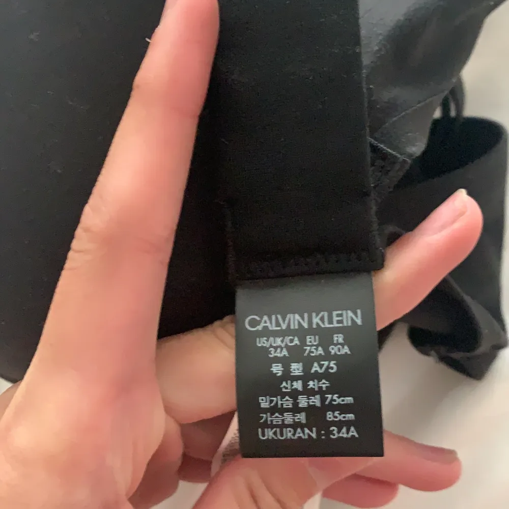 En bh från Calvin Klein utan push up storlek 75A aldrig använd, så mjukt material och så fin, har andra bh:ar sp har valt att använda dem. Originalproduktioner 499kr mitt pris 240+frakt❤️❤️. Övrigt.